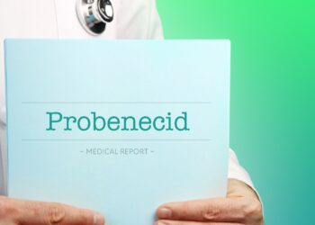 Ein Arzt hält eine Akte mit der Aufschrift "Probenecid" in der Hand.