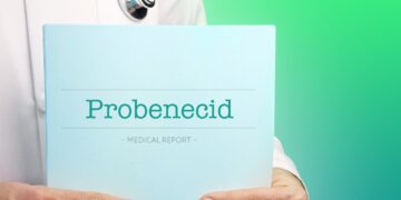 Ein Arzt hält eine Akte mit der Aufschrift "Probenecid" in der Hand.