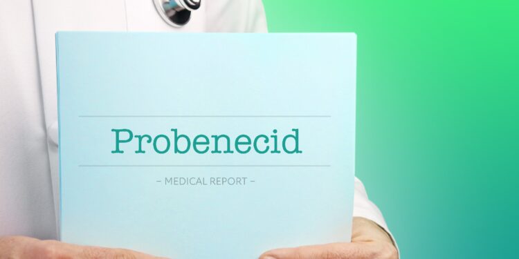 Ein Arzt hält eine Akte mit der Aufschrift "Probenecid" in der Hand.