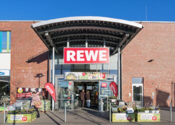 Eingangsbereich einer REWE-Filiale in Kaltenkirchen.