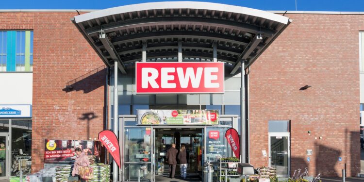 Eingangsbereich einer REWE-Filiale in Kaltenkirchen.