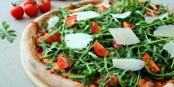 Rucola macht sich auch sehr gut auf Pizza. Dazu sollten Sie ihn aber erst nach dem Backen hinzufügen. (Bild: denio109/stock.adobe.com)