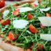 Rucola macht sich auch sehr gut auf Pizza. Dazu sollten Sie ihn aber erst nach dem Backen hinzufügen. (Bild: denio109/stock.adobe.com)