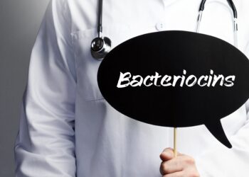 Arzt hält ein Schild mit der Aufschrift Bacteriocins