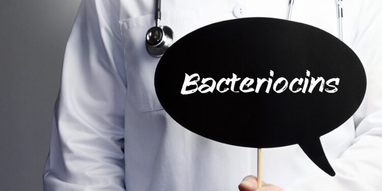 Arzt hält ein Schild mit der Aufschrift Bacteriocins