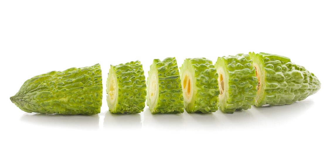 Die zur Familie der Kürbisgewächse (Cucurbitaceae) gehörende Bittergurke kann samt Kernen sowohl roh als auch beispielsweise geschmort verzehrt werden.  (Bild: sucharat/stock.adobe.com)