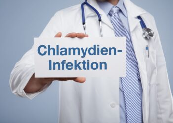 Arzt mit einem Schild mit der Aufschrift Chlamydien-Infektion