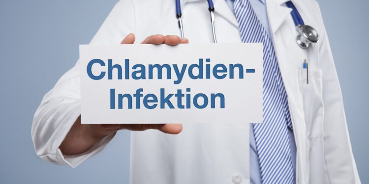 Arzt mit einem Schild mit der Aufschrift Chlamydien-Infektion