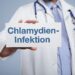 Arzt mit einem Schild mit der Aufschrift Chlamydien-Infektion