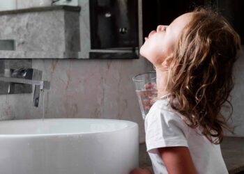 Gurgeln ist ein einfaches Hausmittel, das auch - sofern sie dazu in der Lage sind - von Kindern angewendet werden kann. (Bild: alexeg84/stock.adobe.com)