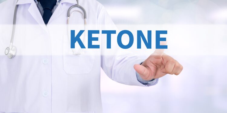 Der Schriftzug "Ketone" ist vor einer Person im weißen Arztkittel eingeblendet.