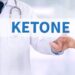 Der Schriftzug "Ketone" ist vor einer Person im weißen Arztkittel eingeblendet.