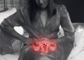 Frauen, die Einnistungsschmerzen erleben, verspüren meist einen ziehenden oder piksenden Schmerz im Unterleib. (Bild: eddows/stock.adobe.com)