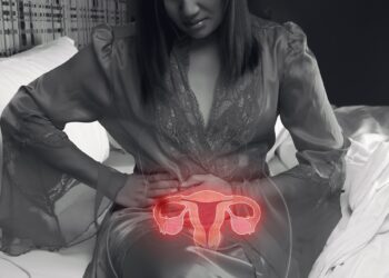 Frauen, die Einnistungsschmerzen erleben, verspüren meist einen ziehenden oder piksenden Schmerz im Unterleib. (Bild: eddows/stock.adobe.com)