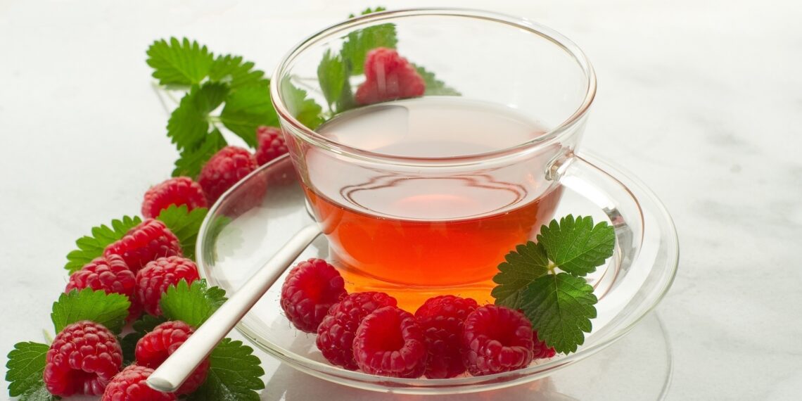 Auch als Teezubereitung kann die Himbeere ihre positive Wirkung auf die Gesundheit entfalten. (Bild: w1zardne/stock.adobe.com)
