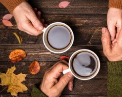 Zwei Tassen Kaffee stehen auf einer hölzernen Oberfläche.