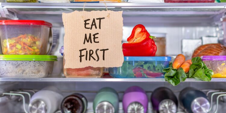 Verschiedene angebrochene Lebensmittel liegen in einem Kühlschrank.