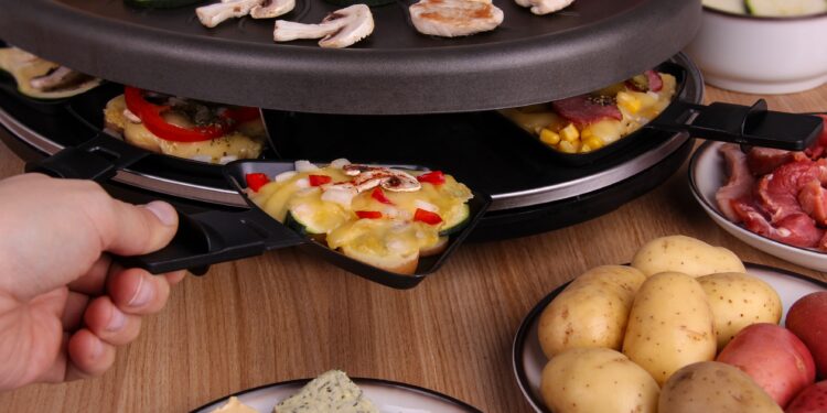 Raclette mit Zutaten auf einem Tisch