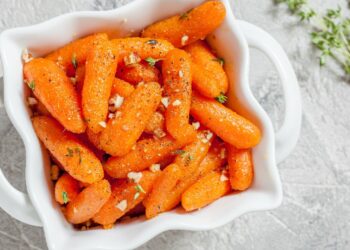 In einer Schale ist eine Portion geschnittene Karotten angerichtet.