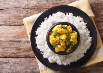 In einer Schüssel ist das indische Gericht Korma mit Reis angerichtet.