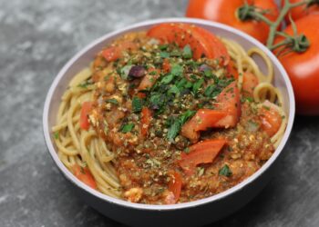 In einer Schüssel ist eine Portion Spagetti mit vegetarischer Bolognese-Soße angerichtet.