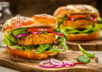 Gesunder Veganer Burger mit frischen Gemüse.