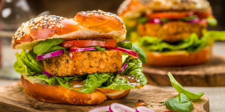 Gesunder Veganer Burger mit frischen Gemüse.