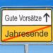 Verkehrsschild mit der Aufschrift Gute Vorsätze und Jahresende