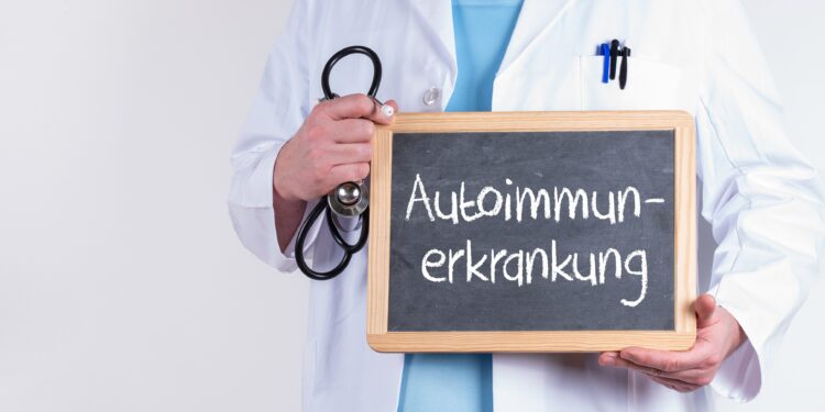 Arzt mit einer Tafel mit der Aufschrift Autoimmunerkrankung