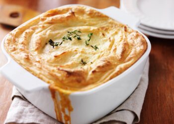 Cottage Pie in einer weißen Auflaufform.