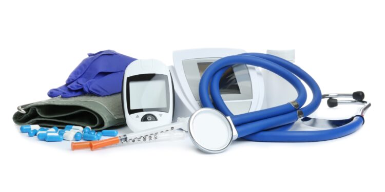 Verschiedene medizinische Diagnose-Werkzeuge vor weißem Hintergrund.