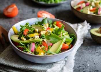 Avocado-Salat ist in einer weißen Schüssel angerichtet.