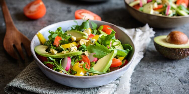 Avocado-Salat ist in einer weißen Schüssel angerichtet.