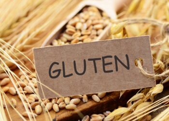 Auf verschiedenen Getreidesorten steht ein Pappschild mit der Aufschrift GLUTEN