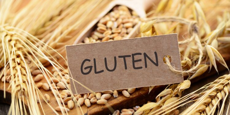 Auf verschiedenen Getreidesorten steht ein Pappschild mit der Aufschrift GLUTEN