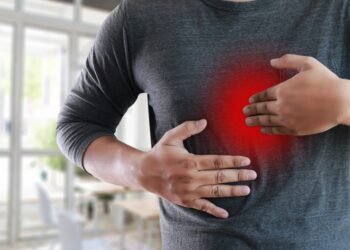 Bei der gastroösophagealen Refluxkrankheit (GERD) ist in vierzig Prozent der Fälle das Symptom Husten nach dem Essen mit dabei. (Bild: onephoto/stock.adobe.com)