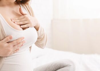 Geschwollene und schmerzende Brüste können auf ein hormonelles Ungleichgewicht hindeuten, wie z. B. im Falle einer Östrogendominanz. (Bild: Prostock-studio/stock.adobe.com)
