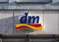 Firmenschild der Drogeriemarktkette dm