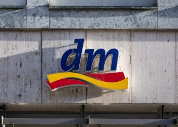 Firmenschild der Drogeriemarktkette dm