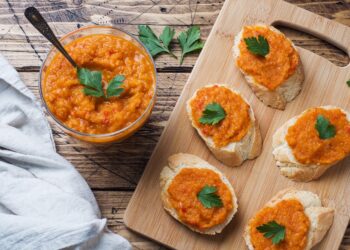 Geschmorte Tomaten mit Paprika, Steckrübe und Radieschen auf Brot.