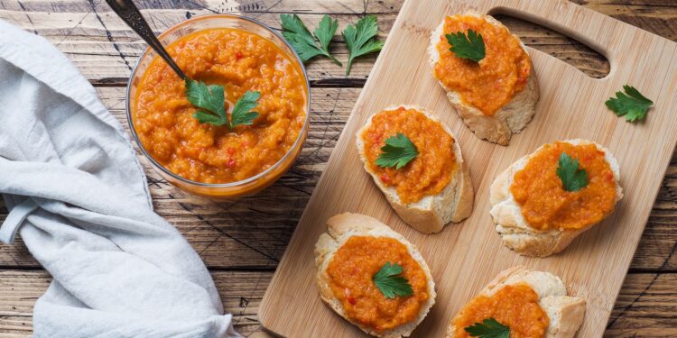 Geschmorte Tomaten mit Paprika, Steckrübe und Radieschen auf Brot.