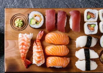 Holzbrett mit Sushi