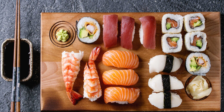 Holzbrett mit Sushi