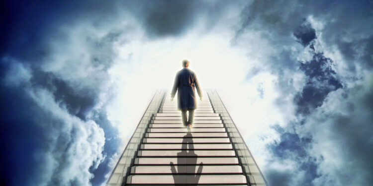 Ein Mann schreiten eine Treppe in den Himmel empor.