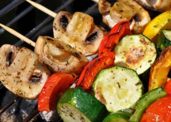 Vegetarische Spieße mit Pilzen und Gemüse auf dem Grill