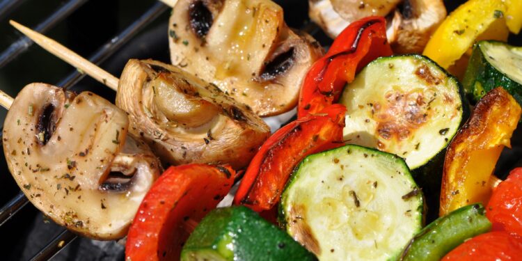 Vegetarische Spieße mit Pilzen und Gemüse auf dem Grill