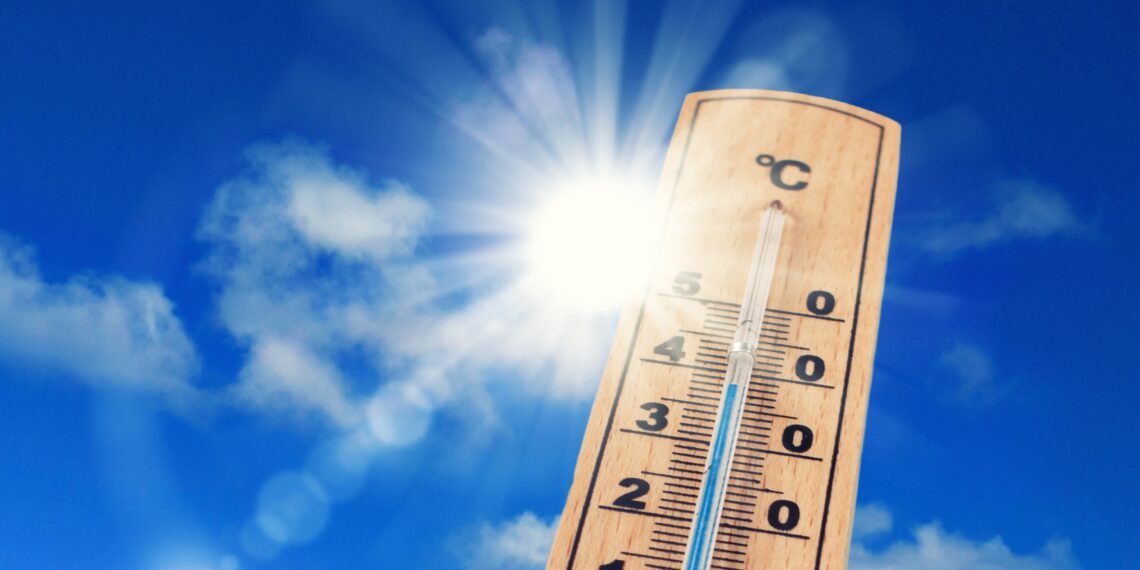 Auf einem Thermometer wird eine Temperatur von 38 Grad Celsius angezeigt.