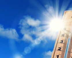 Auf einem Thermometer wird eine Temperatur von 38 Grad Celsius angezeigt.