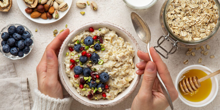 Porridge mit Beeren, Pistazien und Honig