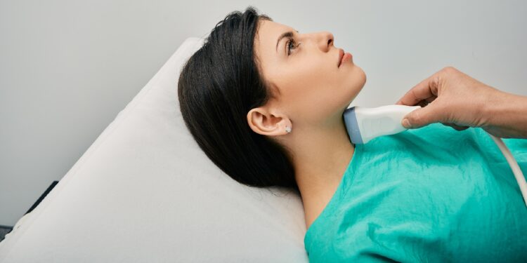 Ultraschalluntersuchung der Schilddrüse bei einer jungen Frau
